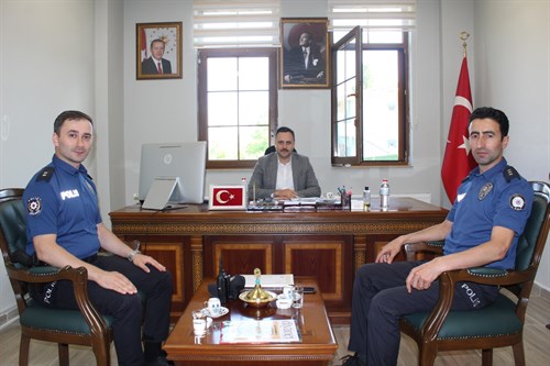 Kaymakamımız Sayın Ömer KARADAĞ, Tayin Olan İlçe Emniyet Amiri Başkomiser Fatih KAPTAN'a Başarı Belgesi Takdim Etti