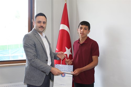 Kaymakamımız Sayın Ömer KARADAĞ, ''Hz. Muhammed' in Hayatı" Konulu Bilgi Yarışmasında Dereceye Giren Öğrencilere Hediye Takdim Etti