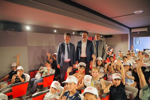 İlçemizde TRT Sinema Tırı Çocuklarla Buluştu 